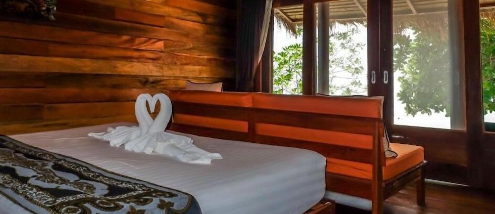 Ten Moons Lipe Resort Екстер'єр фото